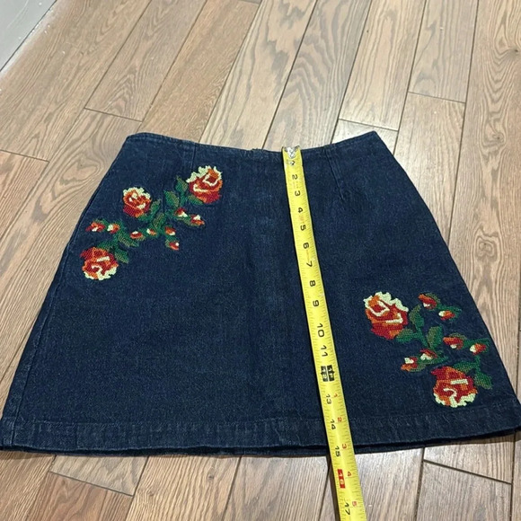 Very J Flower Embroidered Dark Wash Jean Mini Skirt Size Small. With Pockets. - Picture 4 of 7